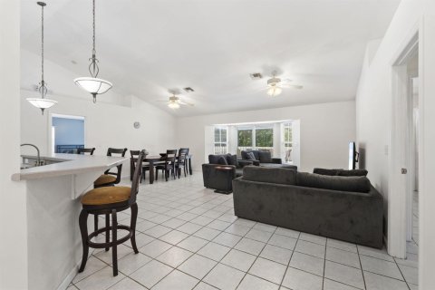 House in Vero Beach, Florida 4 bedrooms, 181.25 sq.m. № 2086301 - photo 8
