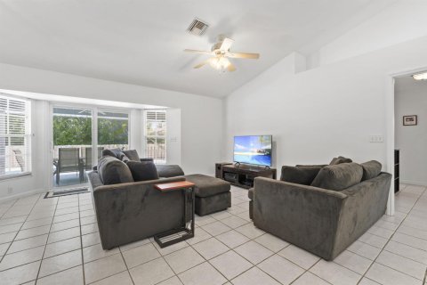 House in Vero Beach, Florida 4 bedrooms, 181.25 sq.m. № 2086301 - photo 7