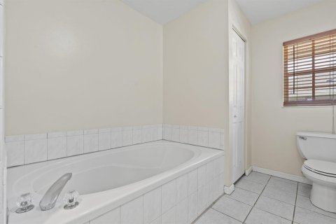 House in Vero Beach, Florida 4 bedrooms, 181.25 sq.m. № 2086301 - photo 17