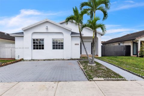 House in Miami, Florida 3 bedrooms, 160.26 sq.m. № 1825708 - photo 1
