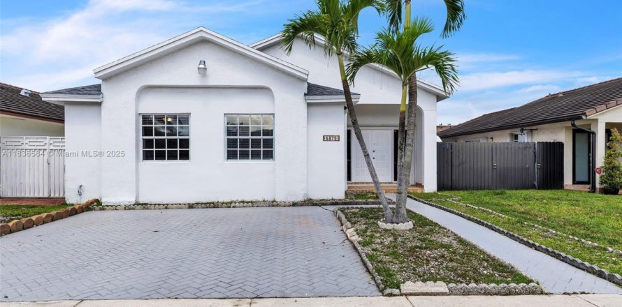 House in Miami, Florida 3 bedrooms, 160.26 sq.m. № 1825708