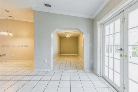 House in Miami, Florida 3 bedrooms, 160.26 sq.m. № 1825708 - photo 10