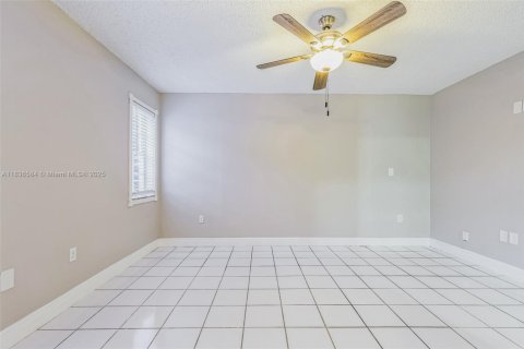 House in Miami, Florida 3 bedrooms, 160.26 sq.m. № 1825708 - photo 9