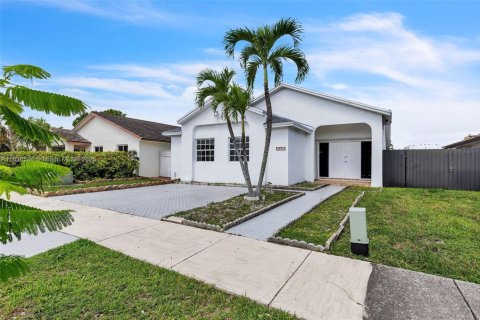 House in Miami, Florida 3 bedrooms, 160.26 sq.m. № 1825708 - photo 2