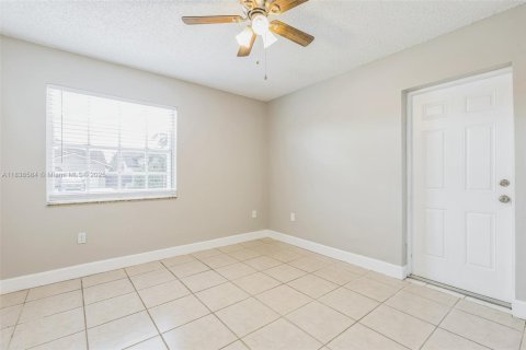 House in Miami, Florida 3 bedrooms, 160.26 sq.m. № 1825708 - photo 17