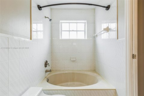 House in Miami, Florida 3 bedrooms, 160.26 sq.m. № 1825708 - photo 20