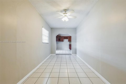 House in Miami, Florida 3 bedrooms, 160.26 sq.m. № 1825708 - photo 25