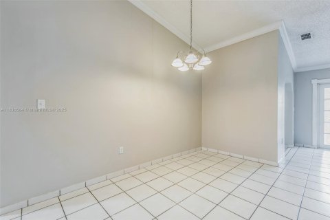 House in Miami, Florida 3 bedrooms, 160.26 sq.m. № 1825708 - photo 23