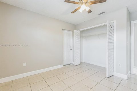 House in Miami, Florida 3 bedrooms, 160.26 sq.m. № 1825708 - photo 16