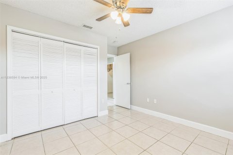 House in Miami, Florida 3 bedrooms, 160.26 sq.m. № 1825708 - photo 18