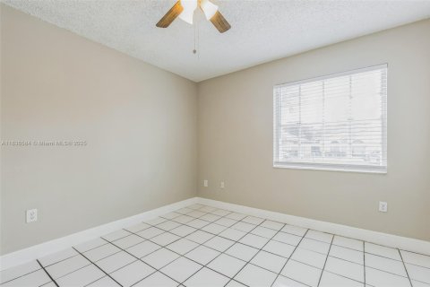 House in Miami, Florida 3 bedrooms, 160.26 sq.m. № 1825708 - photo 13