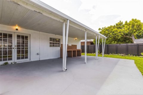 House in Miami, Florida 3 bedrooms, 160.26 sq.m. № 1825708 - photo 29
