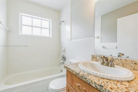 House in Miami, Florida 3 bedrooms, 160.26 sq.m. № 1825708 - photo 12
