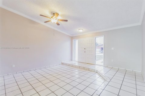 House in Miami, Florida 3 bedrooms, 160.26 sq.m. № 1825708 - photo 19