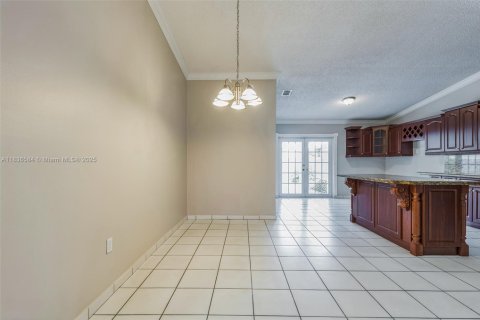 House in Miami, Florida 3 bedrooms, 160.26 sq.m. № 1825708 - photo 3