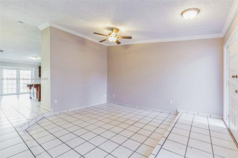 House in Miami, Florida 3 bedrooms, 160.26 sq.m. № 1825708 - photo 22
