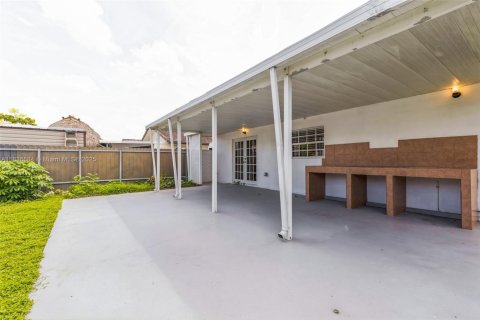 House in Miami, Florida 3 bedrooms, 160.26 sq.m. № 1825708 - photo 30