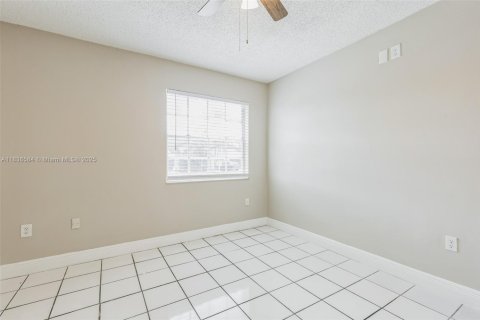 House in Miami, Florida 3 bedrooms, 160.26 sq.m. № 1825708 - photo 15
