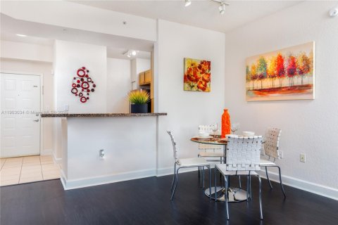 Condominio en alquiler en South Miami, Florida, 2 dormitorios, 93.83 m2 № 1954348 - foto 3