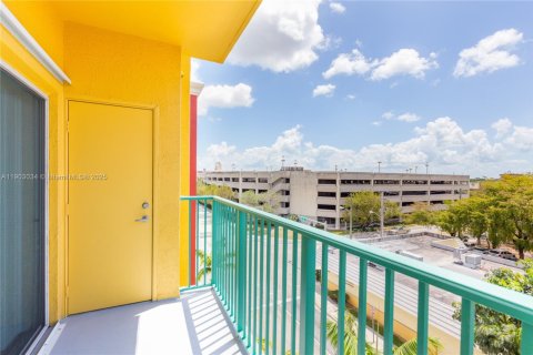 Condominio en alquiler en South Miami, Florida, 2 dormitorios, 93.83 m2 № 1954348 - foto 7