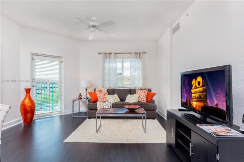 Condominio en alquiler en South Miami, Florida, 2 dormitorios, 93.83 m2 № 1954348 - foto 2