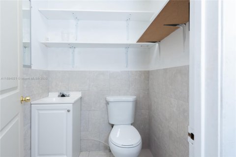 Commercial property in Hialeah, Florida № 1978758 - photo 21