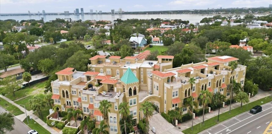 Adosado en Tampa, Florida 3 dormitorios, 261.06 m2 № 2310316
