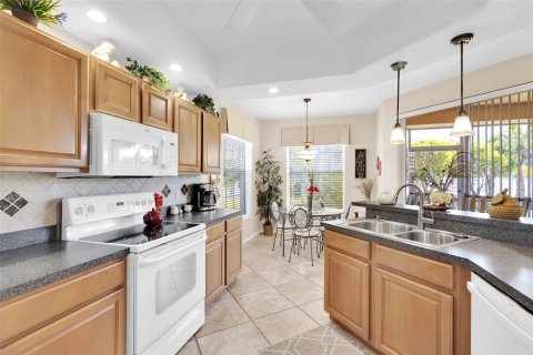 Condo in Sarasota, Florida, 2 bedrooms № 2122783 - photo 11