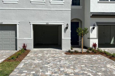 Купить таунхаус в Уэст-Палм-Бич, Флорида 3 спальни, 152.73м2, № 1977833 - фото 2