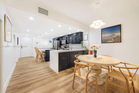 Touwnhouse à louer à Coral Gables, Floride: 2 chambres, 140.75 m2 № 1977486 - photo 7