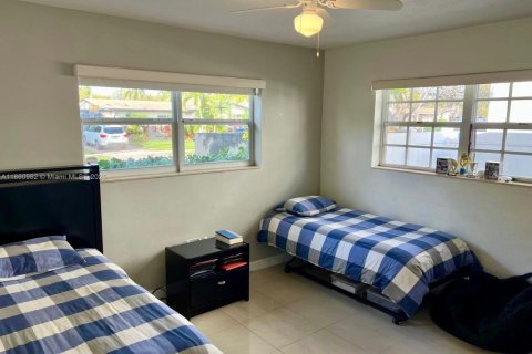House in North Miami Beach, Florida 4 bedrooms, 224.08 sq.m. № 1889014 - photo 14