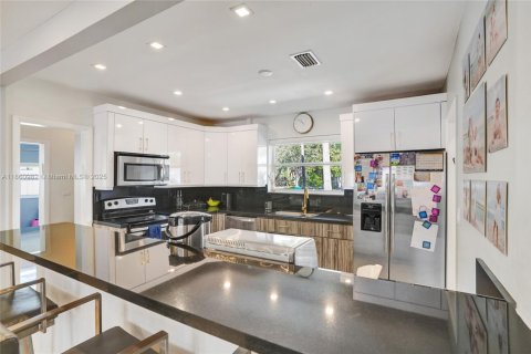 House in North Miami Beach, Florida 4 bedrooms, 224.08 sq.m. № 1889014 - photo 23