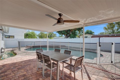 House in North Miami Beach, Florida 4 bedrooms, 224.08 sq.m. № 1889014 - photo 26