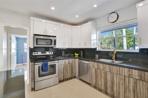 House in North Miami Beach, Florida 4 bedrooms, 224.08 sq.m. № 1889014 - photo 25