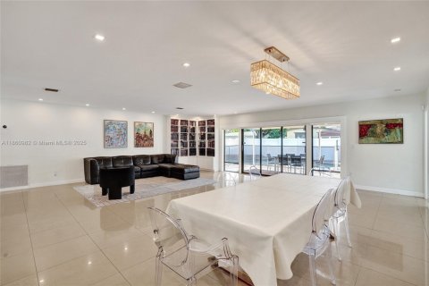 House in North Miami Beach, Florida 4 bedrooms, 224.08 sq.m. № 1889014 - photo 9