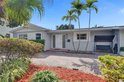 House in North Miami Beach, Florida 4 bedrooms, 224.08 sq.m. № 1889014 - photo 1