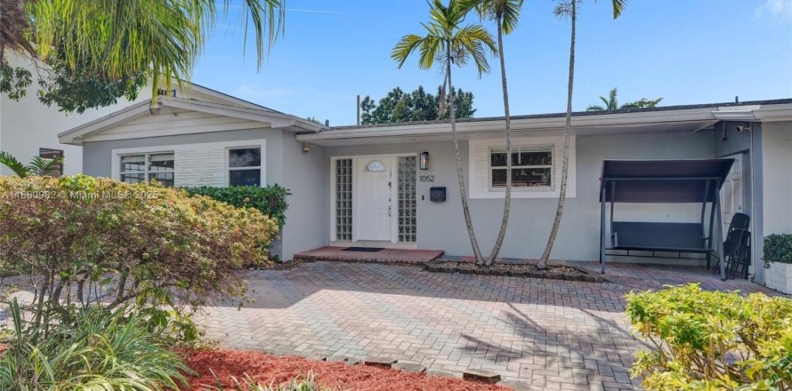 House in North Miami Beach, Florida 4 bedrooms, 224.08 sq.m. № 1889014