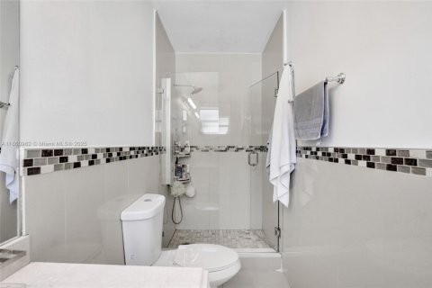 House in North Miami Beach, Florida 4 bedrooms, 224.08 sq.m. № 1889014 - photo 22