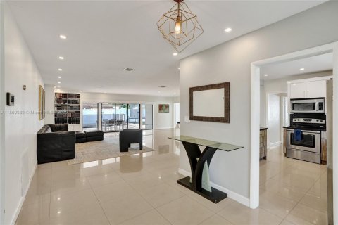House in North Miami Beach, Florida 4 bedrooms, 224.08 sq.m. № 1889014 - photo 6