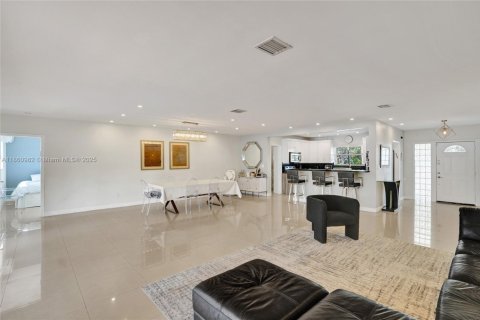 House in North Miami Beach, Florida 4 bedrooms, 224.08 sq.m. № 1889014 - photo 5