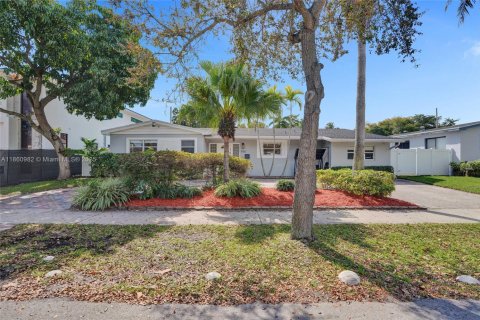 House in North Miami Beach, Florida 4 bedrooms, 224.08 sq.m. № 1889014 - photo 2
