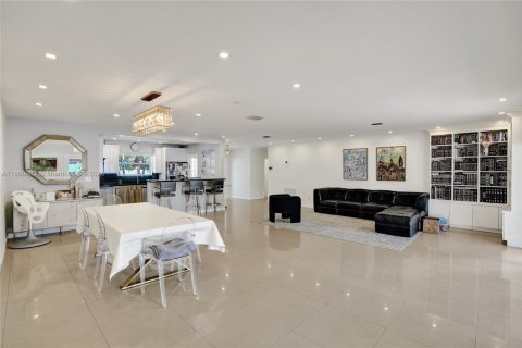 House in North Miami Beach, Florida 4 bedrooms, 224.08 sq.m. № 1889014 - photo 8