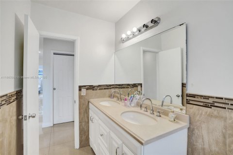 House in North Miami Beach, Florida 4 bedrooms, 224.08 sq.m. № 1889014 - photo 15