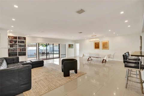 House in North Miami Beach, Florida 4 bedrooms, 224.08 sq.m. № 1889014 - photo 7