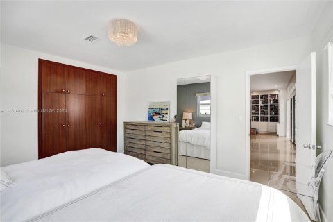 House in North Miami Beach, Florida 4 bedrooms, 224.08 sq.m. № 1889014 - photo 20