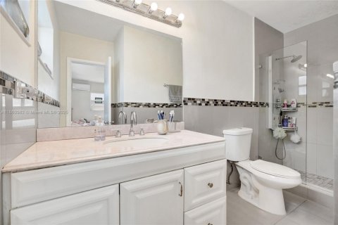 House in North Miami Beach, Florida 4 bedrooms, 224.08 sq.m. № 1889014 - photo 21