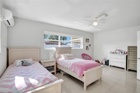 House in North Miami Beach, Florida 4 bedrooms, 224.08 sq.m. № 1889014 - photo 17