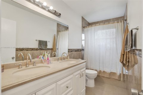 House in North Miami Beach, Florida 4 bedrooms, 224.08 sq.m. № 1889014 - photo 16