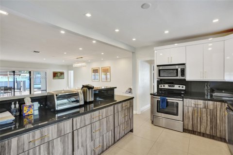 House in North Miami Beach, Florida 4 bedrooms, 224.08 sq.m. № 1889014 - photo 24