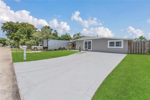 Купить виллу или дом в Холливуд, Флорида 7 комнат, 120.87м2, № 1796404 - фото 2